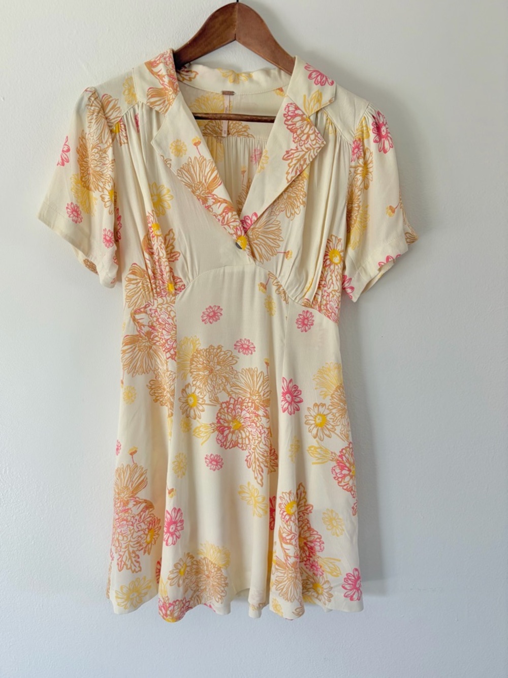 Free People Cream & Yellow Floral Short Sleeve Collared Blue Hawaii Mini Dress - Picture 2 of 13